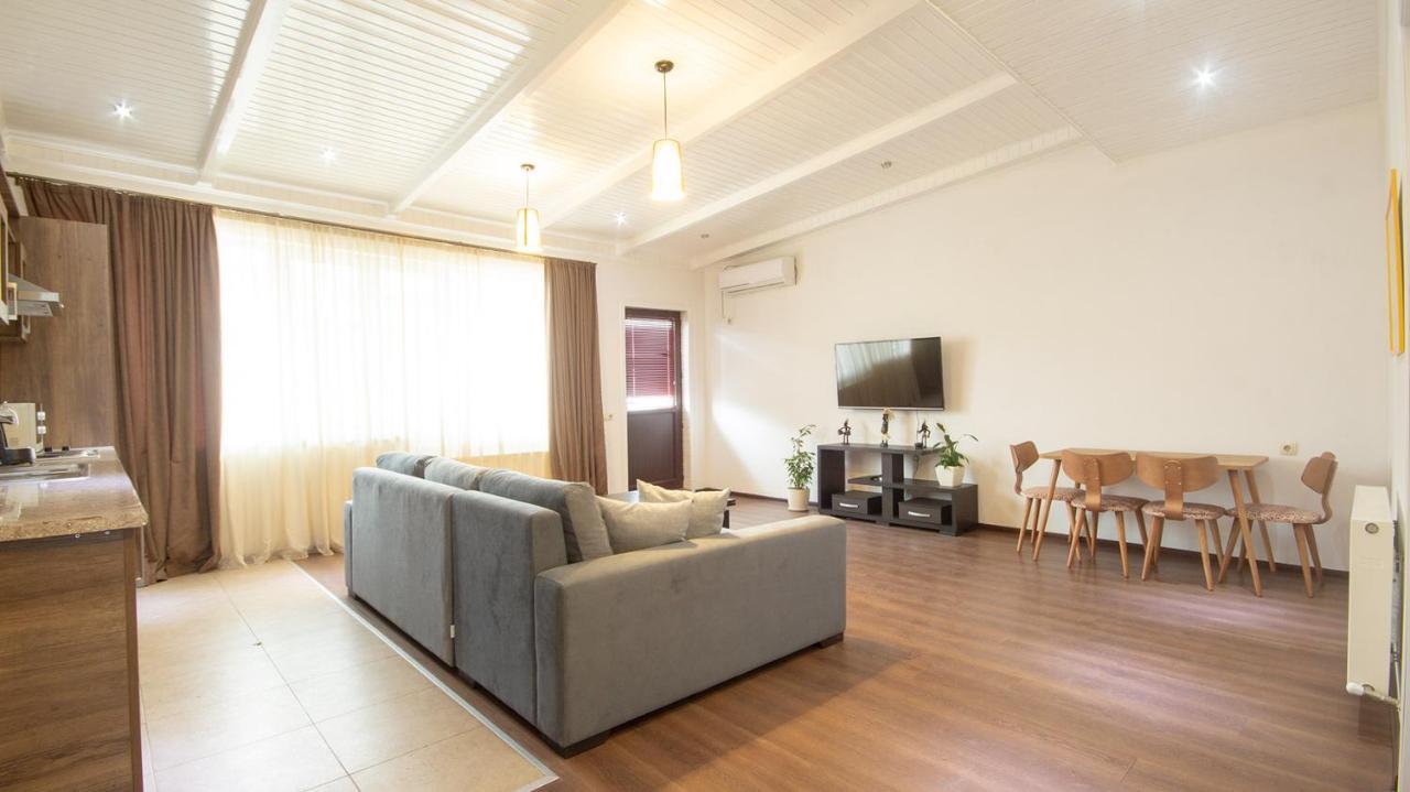 Big Terrace Apartment On Liberty Square Tbilisi Exteriör bild